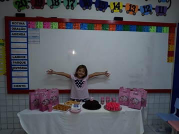 Aniversariante. Laura Cavalcanti Sala. Infantil III A Professora. Ana Karina