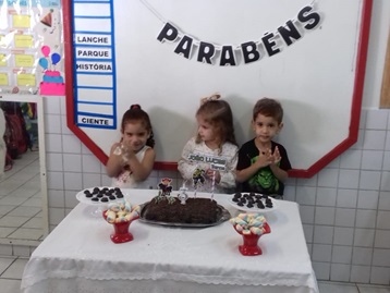 Aniversariantes. Ana Cláudia, Alice Beatriz e João Lucas Sala. Infantil I A