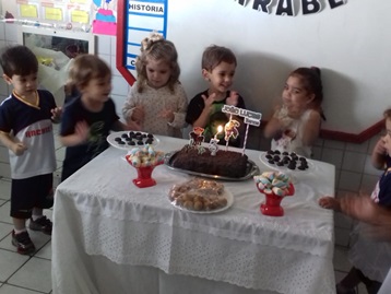 Aniversariantes. Ana Cláudia, Alice Beatriz e João Lucas Sala. Infantil I A