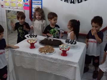 Aniversariantes. Ana Cláudia, Alice Beatriz e João Lucas Sala. Infantil I A