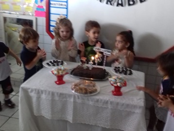 Aniversariantes. Ana Cláudia, Alice Beatriz e João Lucas Sala. Infantil I A