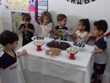 Aniversariantes. Ana Cláudia, Alice Beatriz e João Lucas Sala. Infantil I A