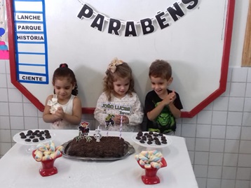 Aniversariantes. Ana Cláudia, Alice Beatriz e João Lucas Sala. Infantil I A