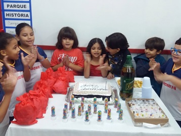 Aniversariantes Maria Isabelle, Lucildo Augusto e Rafhael Jamir Sala. Infantil IV A Professora. Rosângela Souza