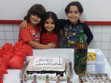 Aniversariantes Maria Isabelle, Lucildo Augusto e Rafhael Jamir Sala. Infantil IV A Professora. Rosângela Souza