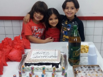 Aniversariantes Maria Isabelle, Lucildo Augusto e Rafhael Jamir Sala. Infantil IV A Professora. Rosângela Souza